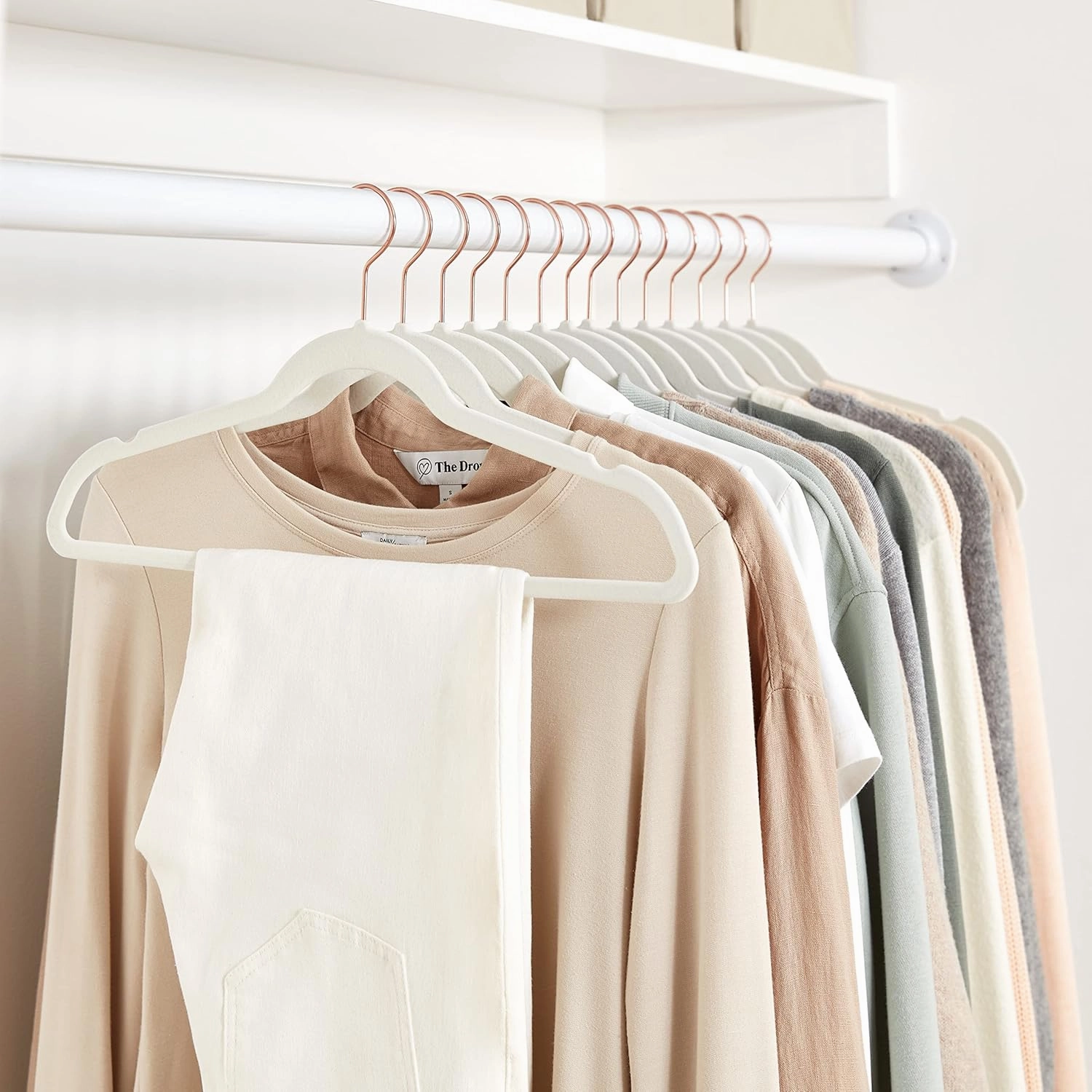 Amazon Basics Slim, Velvet, Non-Slip Suit Clothes Hangers, Ivory/Rose Gold - Pack of 100