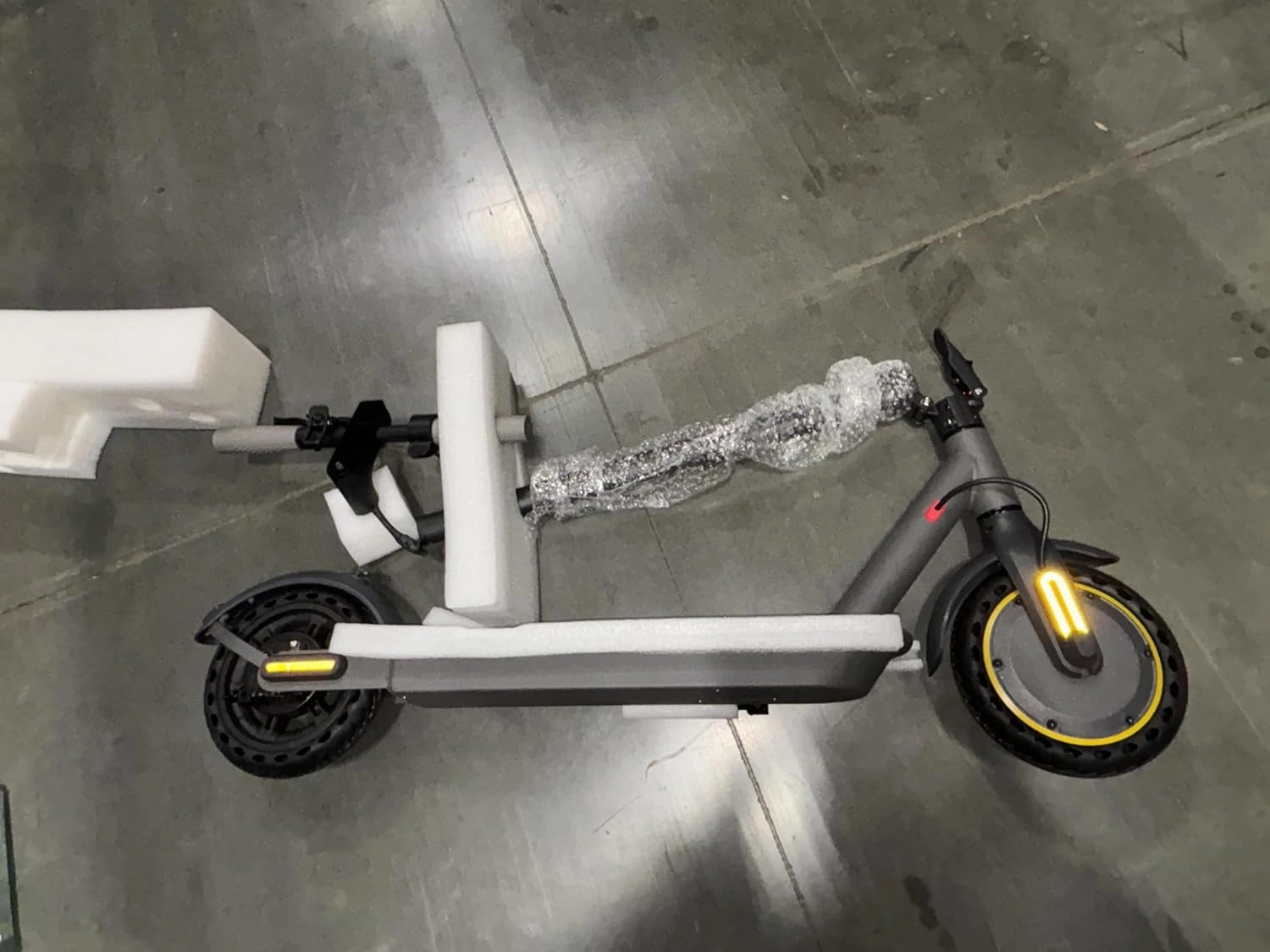 Electric Scooter Adults, Max 16-19 Mph & 15-22 Miles Range E-Scooter, Commuting Sport Scooter with APP Control, Powerful 350W 8.5" Solid Tires Foldable Electric Scooters