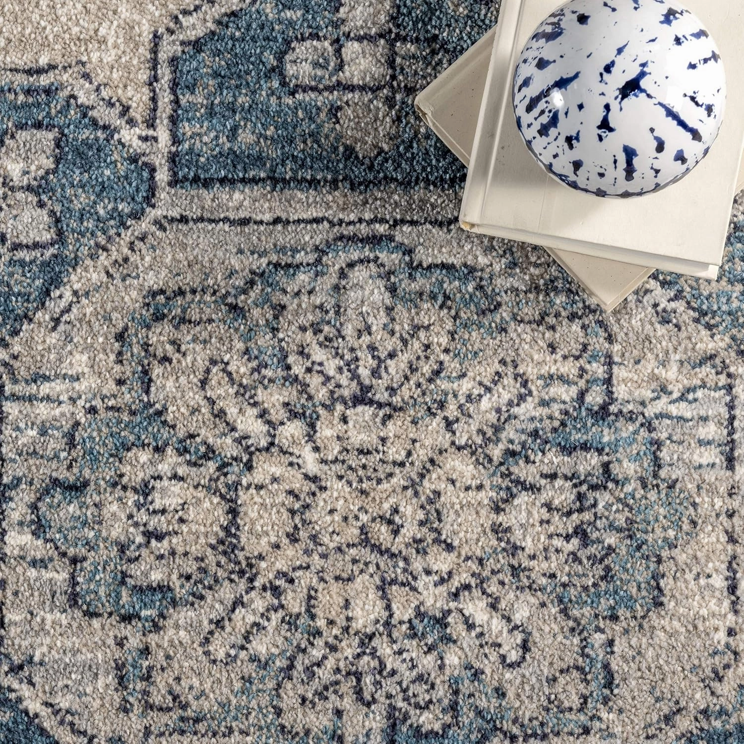 nuLOOM Alexis Vintage Distressed Medallion Area Rug, 4x6, Blue