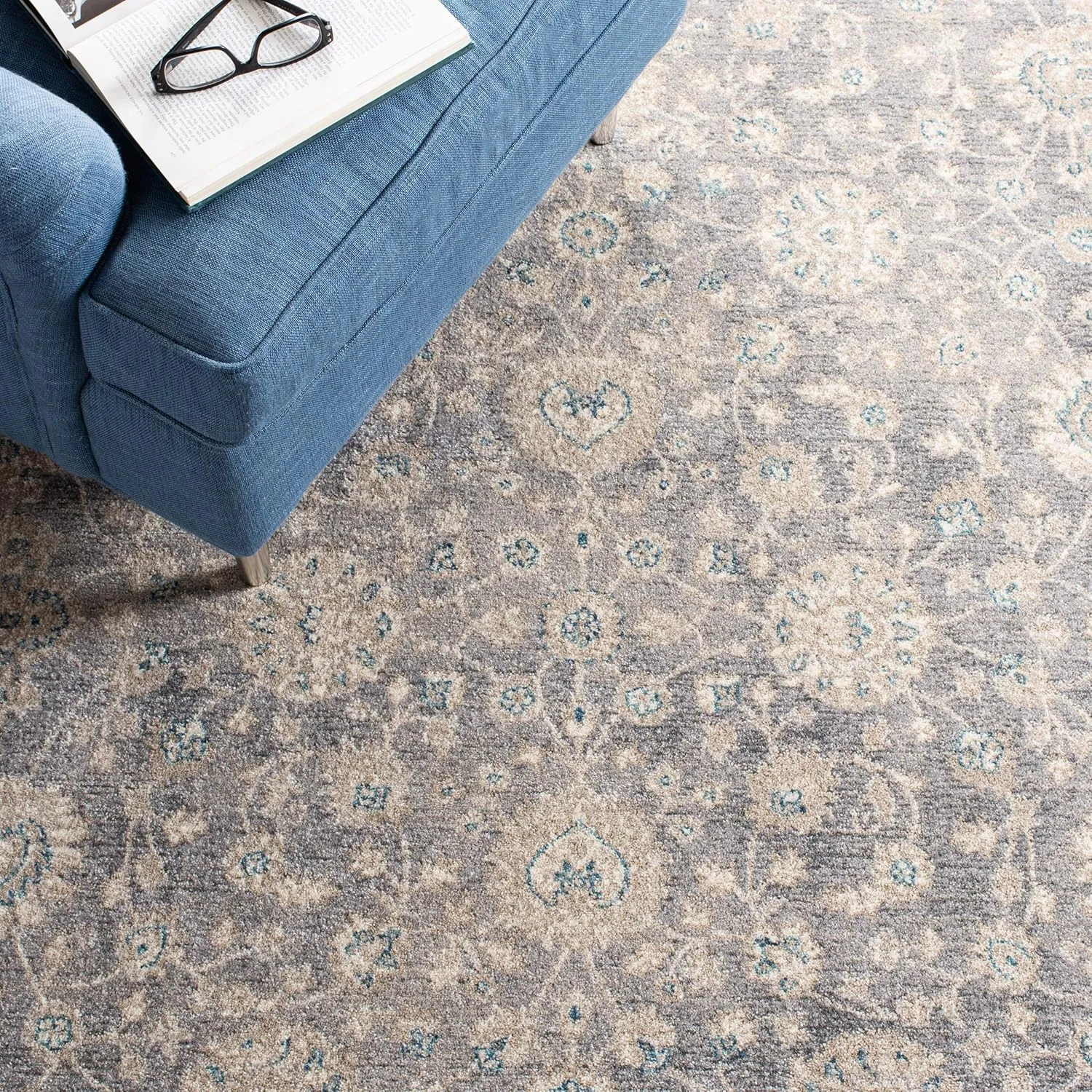 SAFAVIEH Sofia Collection Area Rug - 9' x 12', Light Grey & Beige, Vintage Oriental Distressed Design, Non-Shedding & Easy Care, Ideal for High Traffic Areas in Living Room, Bedroom (SOF330B)