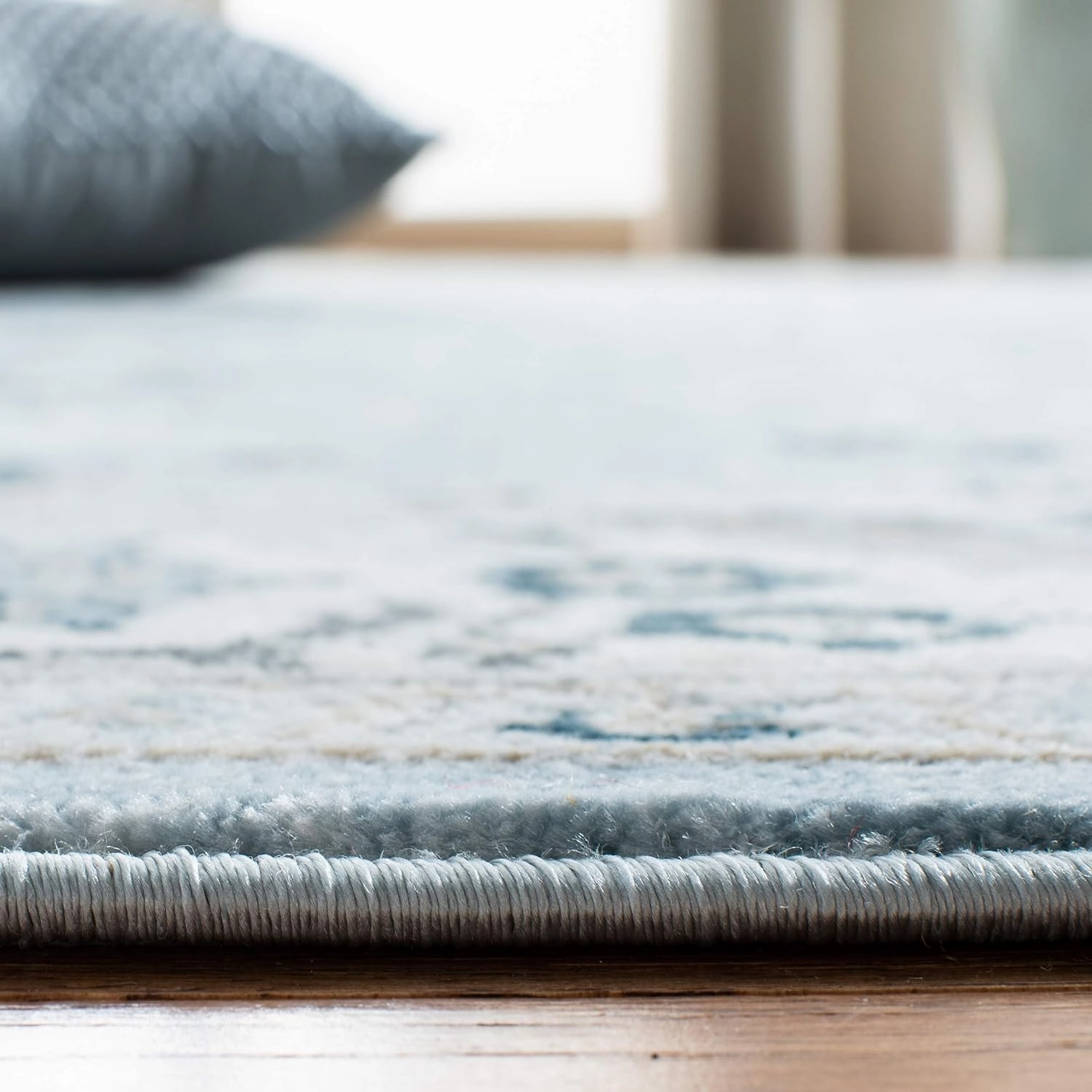 SAFAVIEH Area Rug 8x10 - Isabella Collection - Large - Light Blue & Cream, Oriental Design, Non-Shedding & Easy Cleaning, Ideal for Living Room, Bedroom, Office, Dining Space (ISA912M)