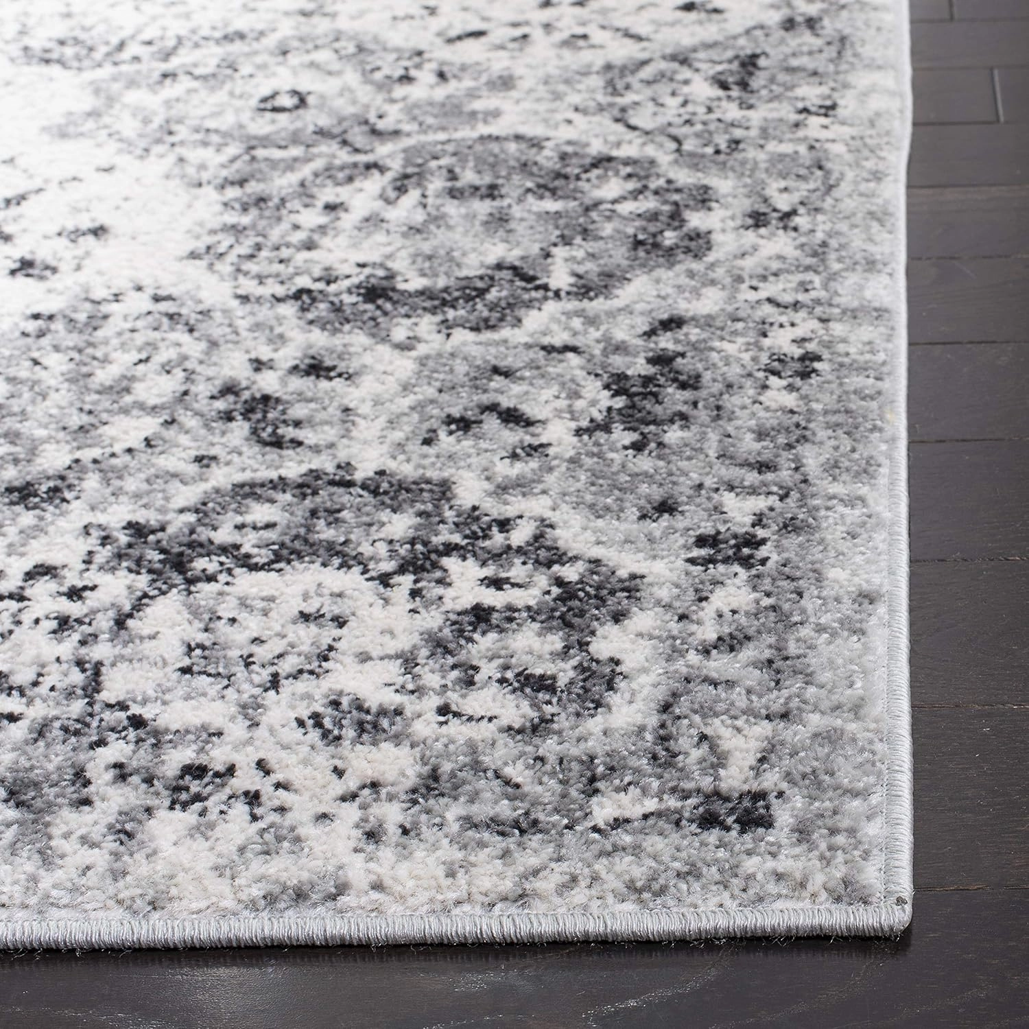 SAFAVIEH Area Rug 8x10 - Madison Collection - Large - Silver & Grey, Boho Chic Distressed Design, Non-Shedding & Easy Cleaning, Ideal for Living Room, Bedroom, Office, Dining Space (MAD611G)