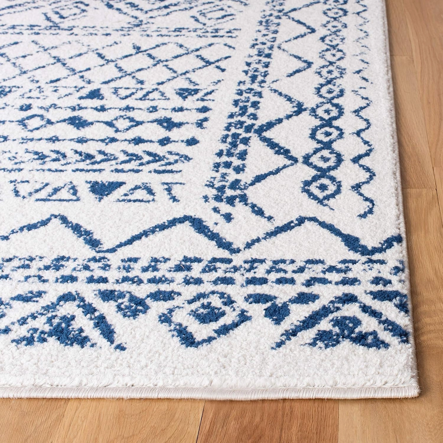 SAFAVIEH Area Rug 8x10 - Tulum Collection - Large - Ivory & Navy, Moroccan Boho Distressed Design, Non-Shedding & Easy Cleaning, Ideal for Living Room, Bedroom, Office, Dining Space (TUL268C)