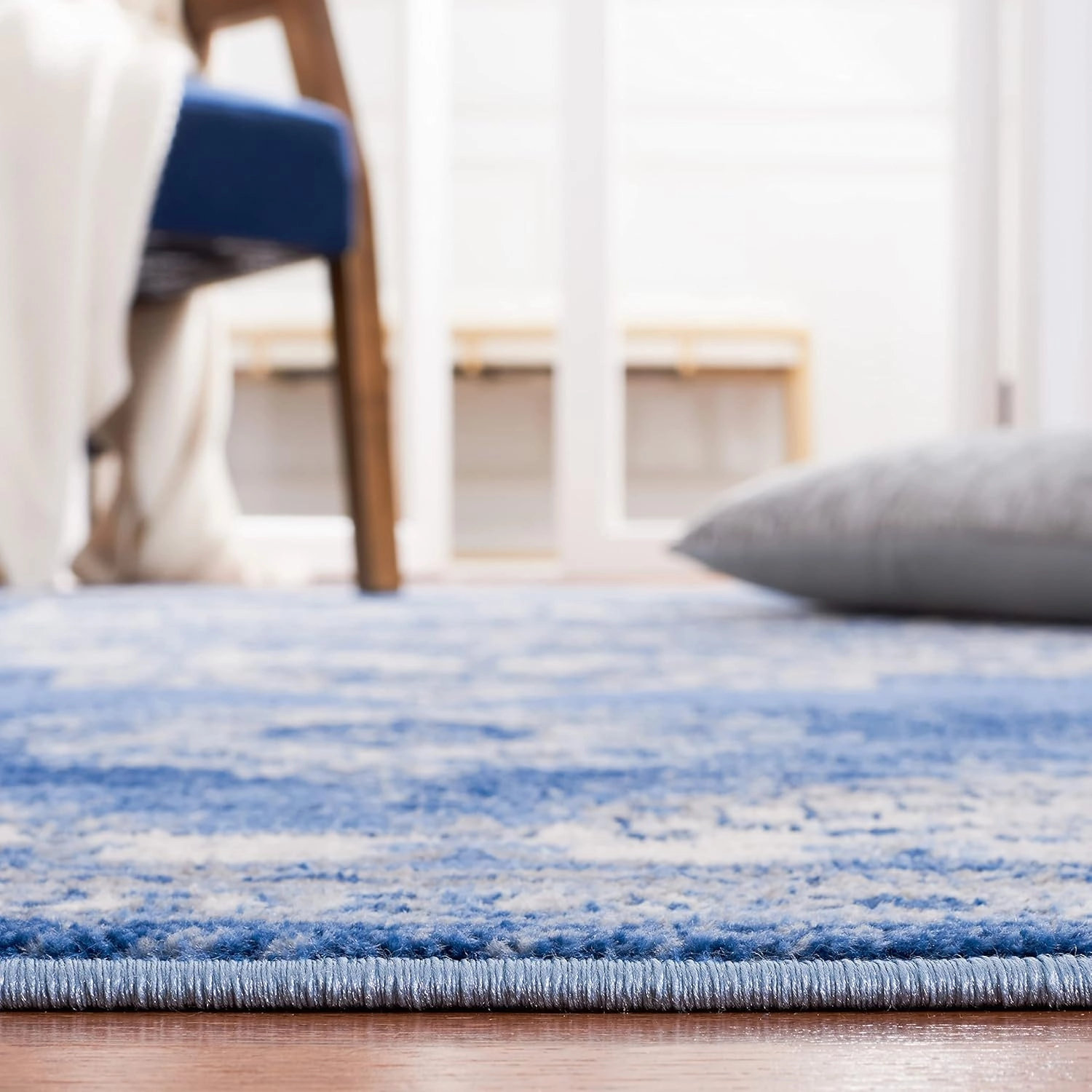 Safavieh Brentwood Collection Area Rug - 9' x 12', Ivory & Blue, Oriental Medallion Design, Non-Shedding & Easy Care, Ideal for High Traffic Areas in Living Room, Bedroom (BNT885A)