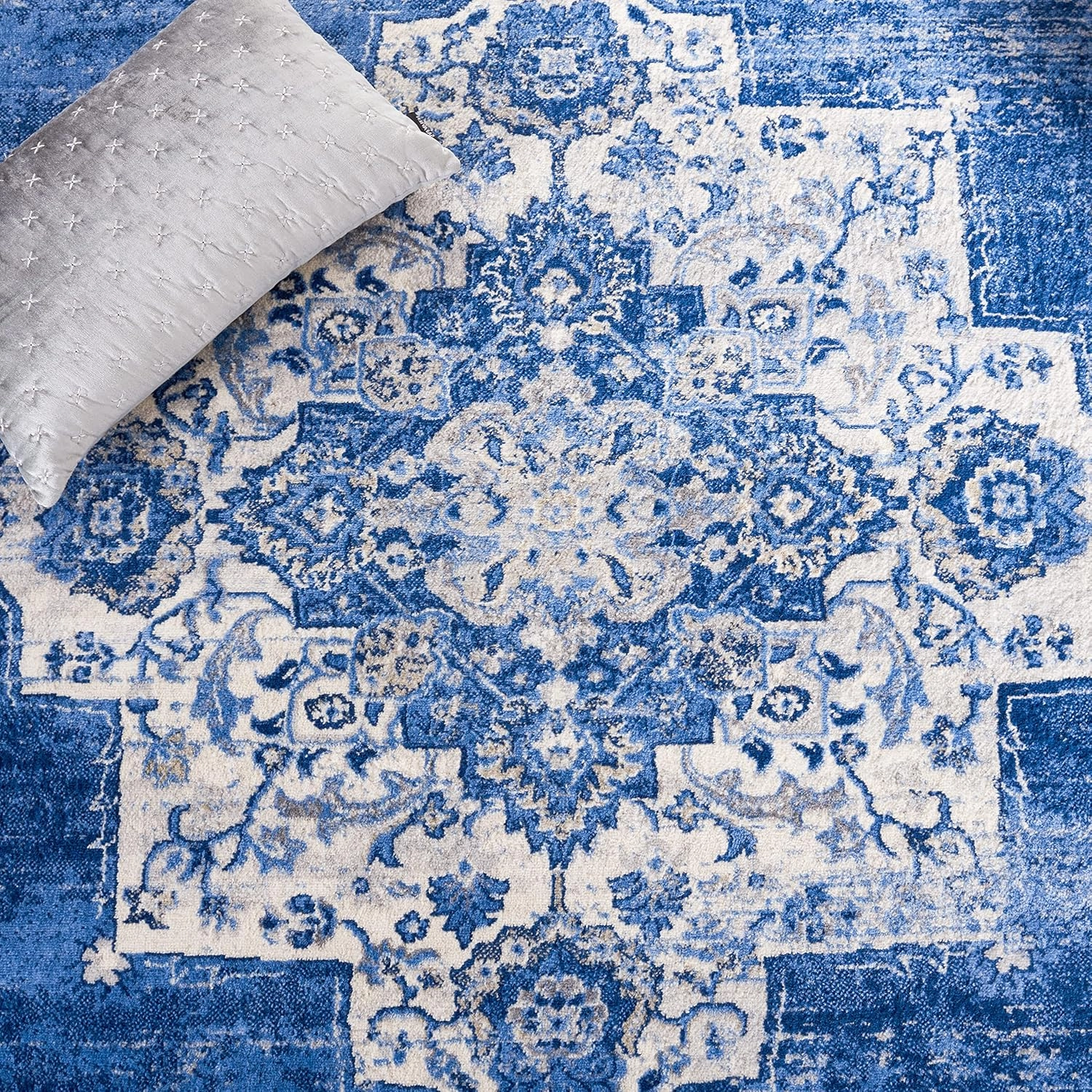 Safavieh Brentwood Collection Area Rug - 9' x 12', Ivory & Blue, Oriental Medallion Design, Non-Shedding & Easy Care, Ideal for High Traffic Areas in Living Room, Bedroom (BNT885A)