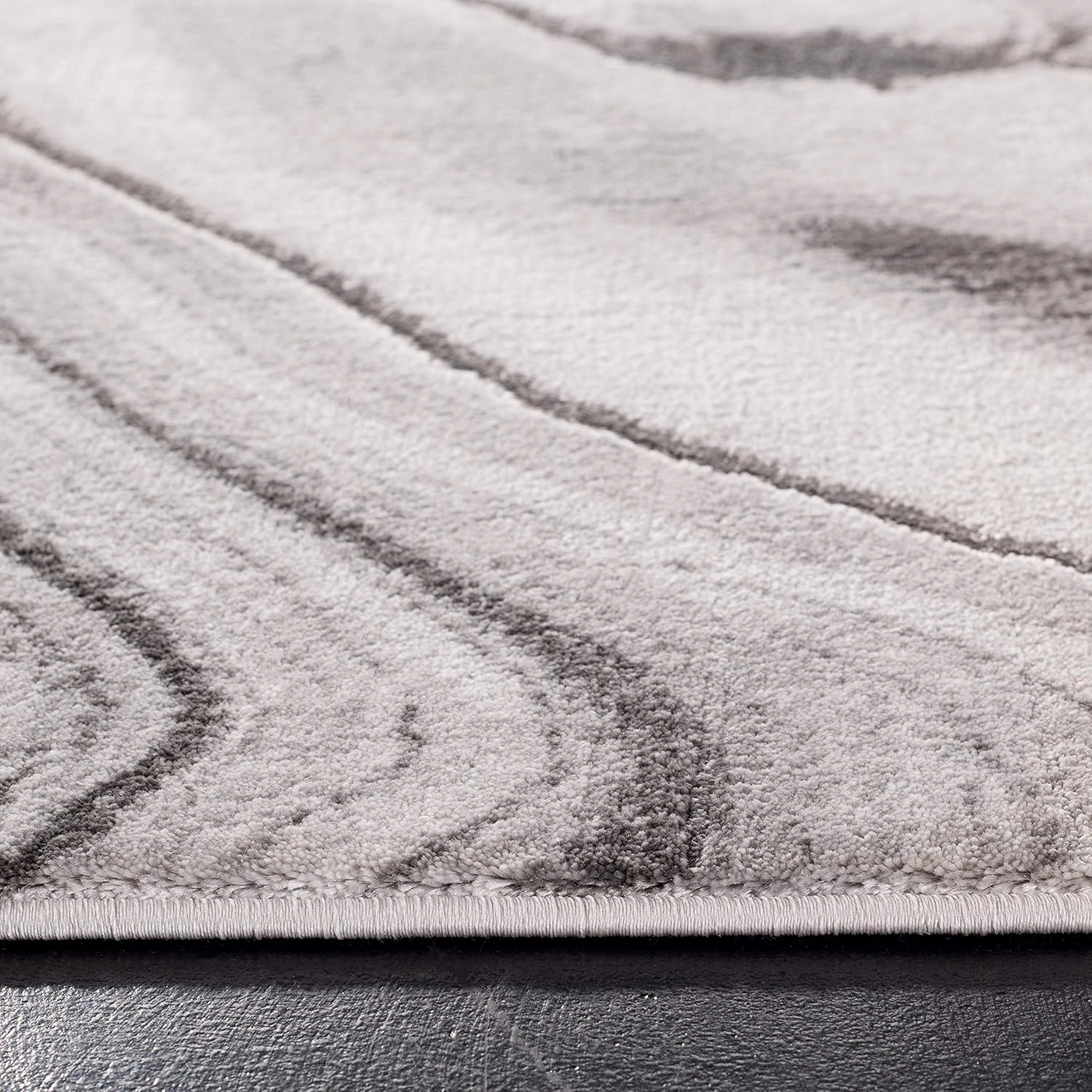 SAFAVIEH Craft Collection Area Rug - 6'7" x 9', Grey & Silver, Modern Abstract Design, Non-Shedding & Easy Care, Ideal for High Traffic Areas in Living Room, Bedroom (CFT819G)